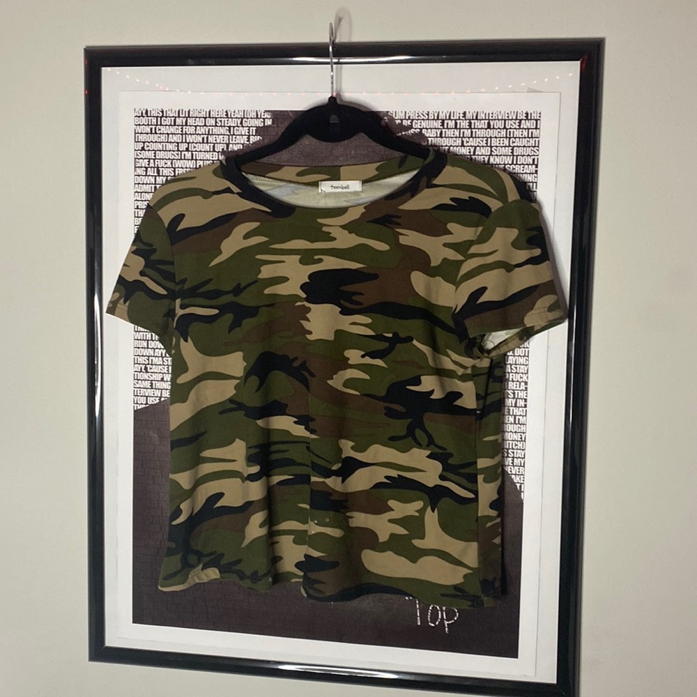 Teenbell cropped-T camo. SIZE: S